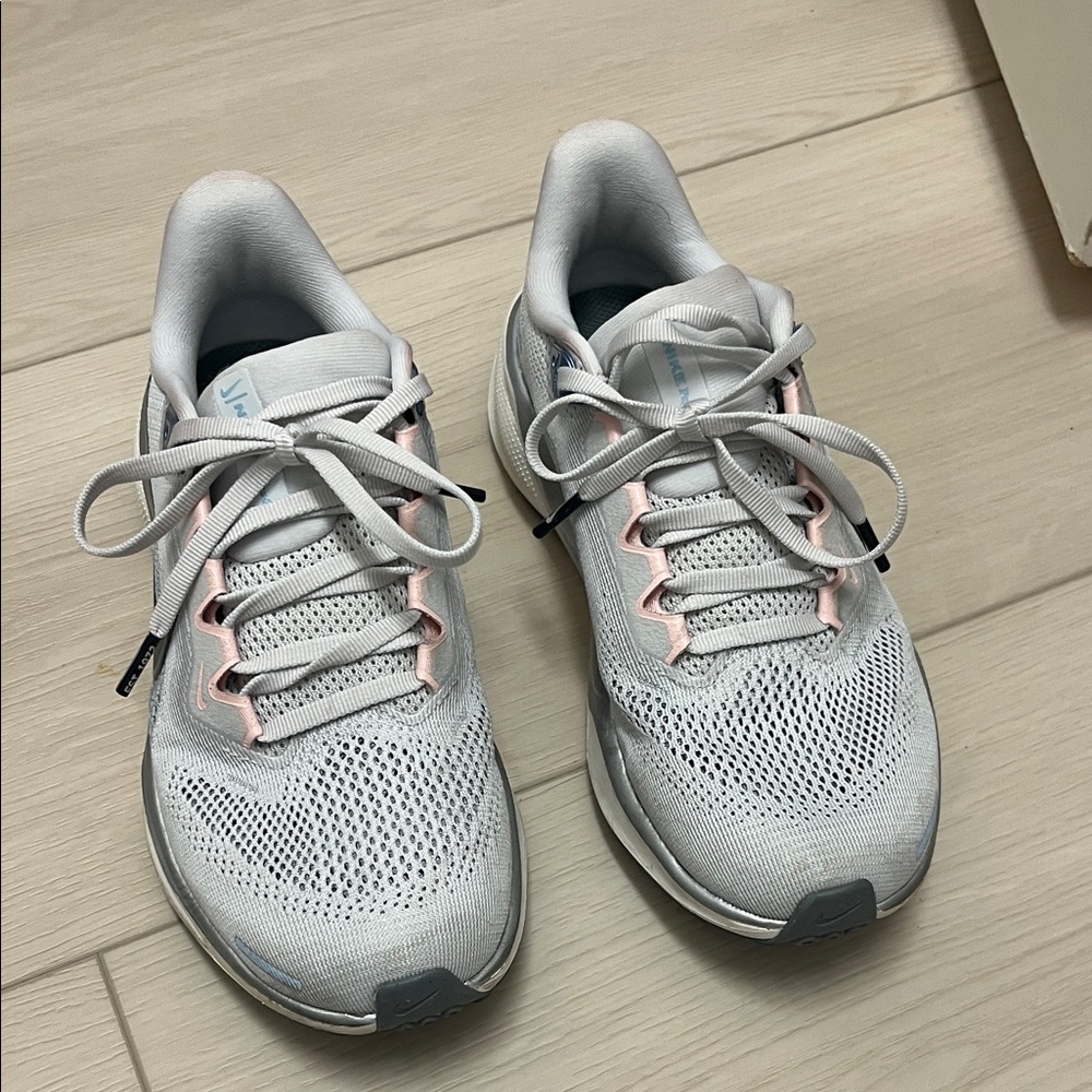Nike Women's Light Gray and Pink Sneakers